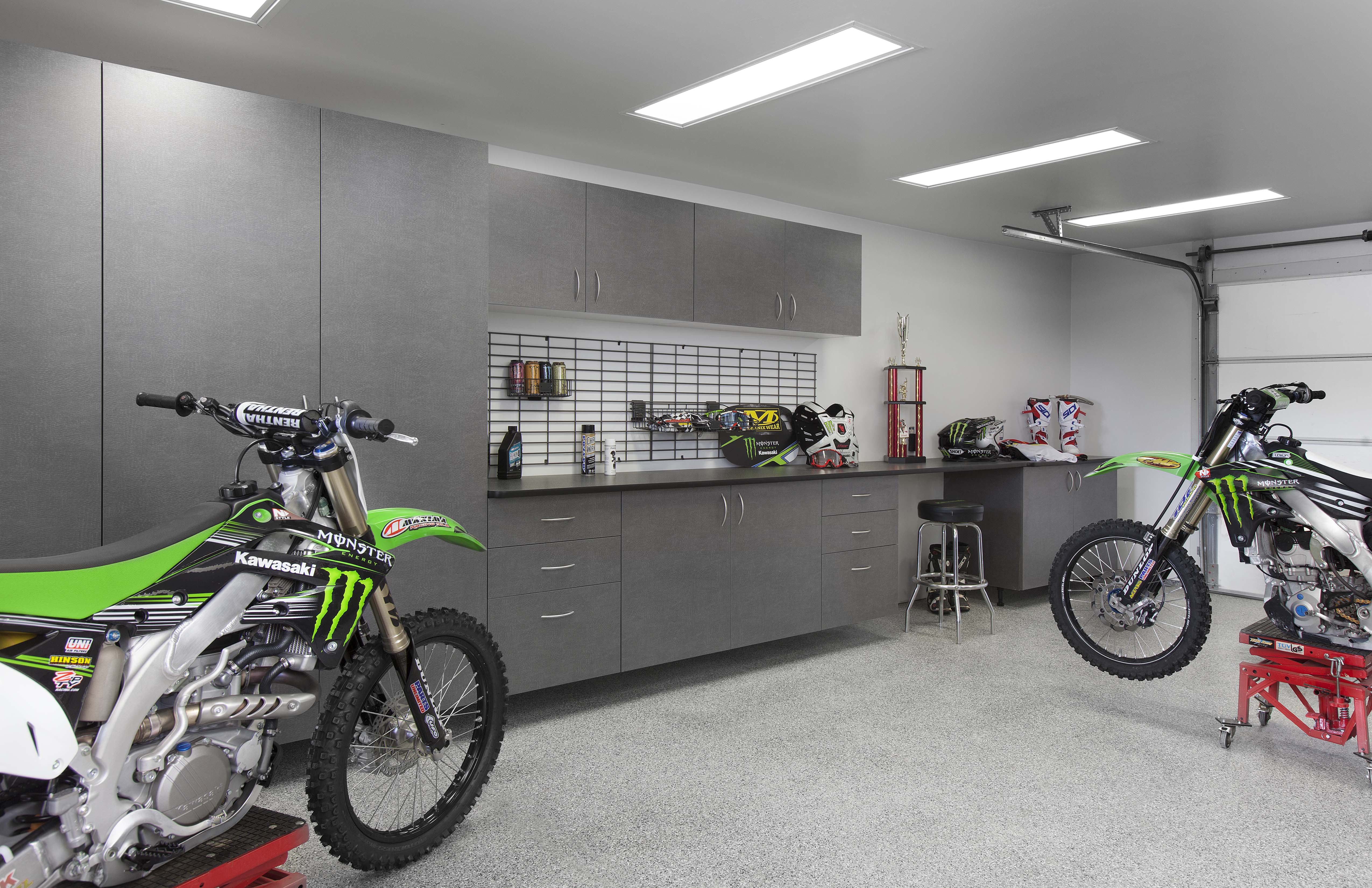 Pewter_Cabinets-Ebony_Star_Workbench-Silverado_Floor-2_Dirt_Bikes-May_2013