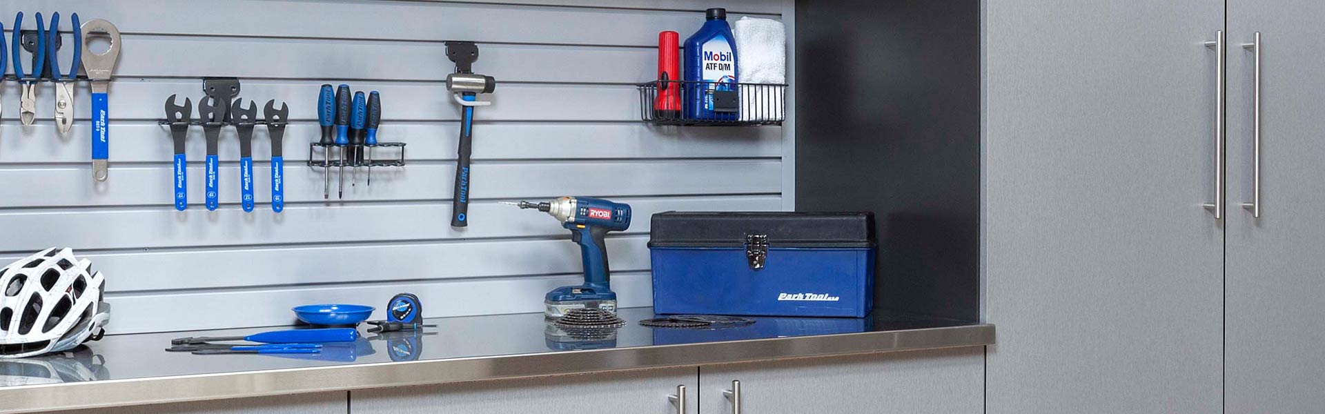 Aménagement de garage : 15 solutions pour tout bien ranger  Garage tools,  Garage storage cabinets, Garage tool storage